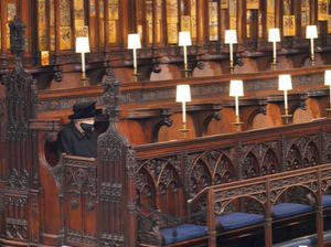 Alasan Ratu Elizabeth Duduk Sendiri Selama Pemakaman Pangeran Philip