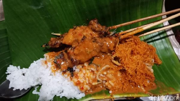 Sate Payudara Sapi yang Lembut Dinikmati Bersama Kuah Gulai dan Serundeng