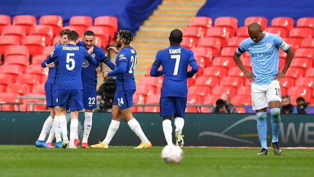 SOCCER-ENGLAND-CHE-MCI/REPORT Soccer Football - FA Cup Semi Final - Chelsea v Manchester City - Wembley Stadium, London, Britain - April 17, 2021 Chelsea's Hakim Ziyech celebrates scoring their first goal with teammates Pool via REUTERS/Ben Stansall