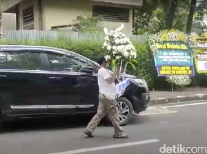 Suasana Rumah Duka Adiguna Sutowo, Karangan Bunga Berjejer Suasana Rumah Duka Adiguna Sutowo, Karangan Bunga Berjejer