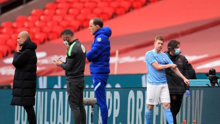 LONDON, ENGLAND - APRIL 17: Kevin De Bruyne of Manchester City leaves the pitch with the medical staff as he is substituted off during the Semi Final of the Emirates FA Cup match between Manchester City and Chelsea FC at Wembley Stadium on April 17, 2021 in London, England. Sporting stadiums around the UK remain under strict restrictions due to the Coronavirus Pandemic as Government social distancing laws prohibit fans inside venues resulting in games being played behind closed doors.  (Photo by Adam Davy - Pool/Getty Images)