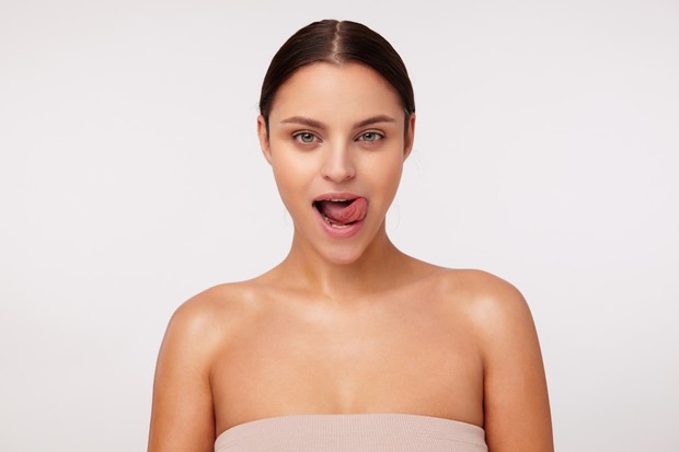 Memutar-mutar lidah juga membantu otot pada pipi bekerja untuk membuatnya lebih tirus.