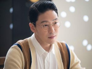 Aktor The Penthouse Uhm Ki Joon Umumkan Pernikahan, Pernah Digosipkan Gay Aktor The Penthouse Uhm Ki Joon Umumkan Pernikahan, Pernah Digosipkan Gay