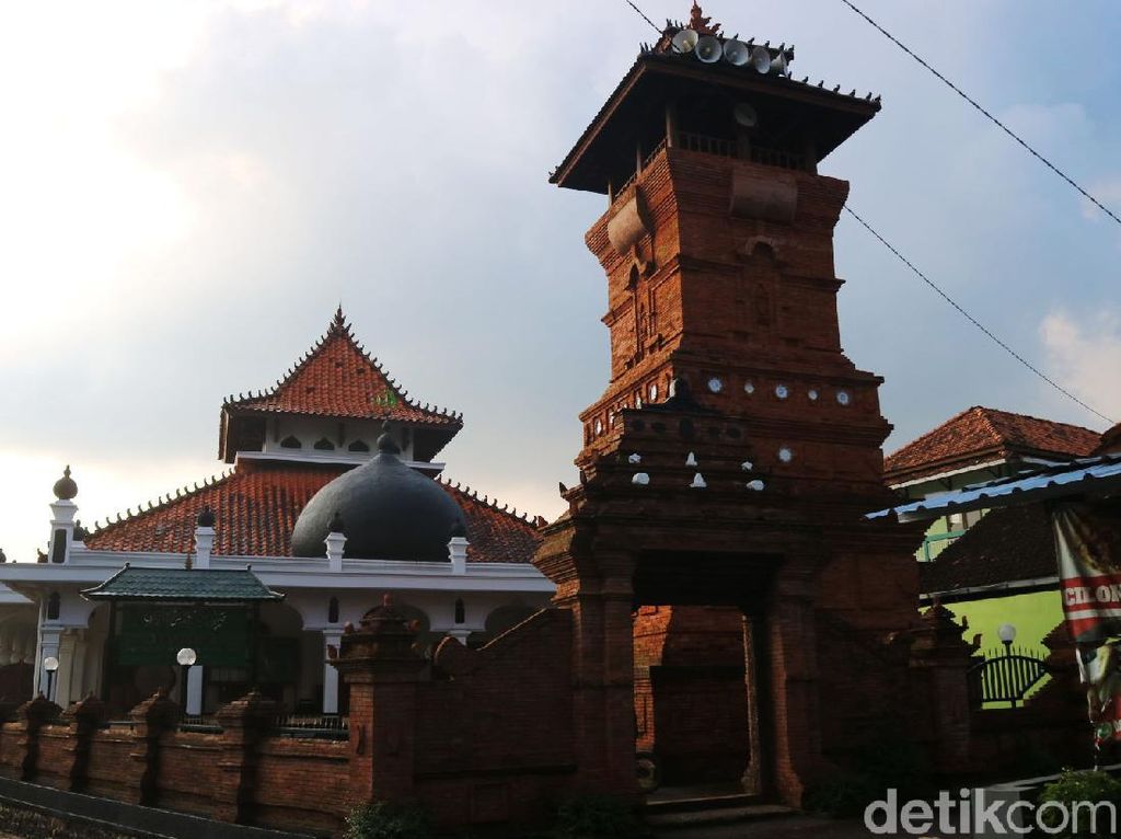 Wow! Masjid di Desa Ini Punya Replika Menara Kudus Wow! Masjid di Desa Ini Punya Replika Menara Kudus