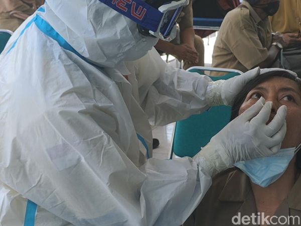 Foto: SMA di Sragen Gelar Tes Antigen Usai 3 Guru Wafat Corona