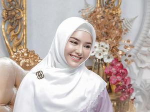 10 Potret Amanda Manopo Pakai Mukena dan Berhijab, Bikin Adem 10 Potret Amanda Manopo Pakai Mukena dan Berhijab, Bikin Adem