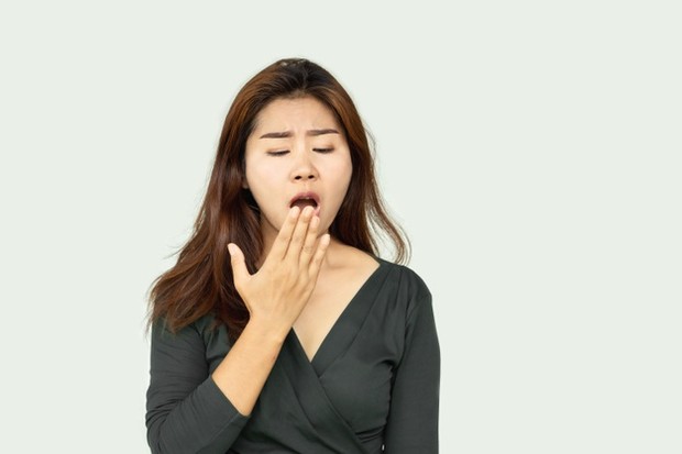 Jika kamu tidak menyikat dan membersihkan gigi setiap hari, partikel makanan akan tetap berada di mulut, menyebabkan bau. Lapisan bakteri (plak) yang tidak berwarna dan lengket akan terbentuk di gigi.