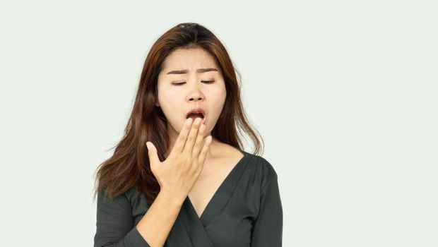 Jika kamu tidak menyikat dan membersihkan gigi setiap hari, partikel makanan akan tetap berada di mulut, menyebabkan bau. Lapisan bakteri (plak) yang tidak berwarna dan lengket akan terbentuk di gigi.