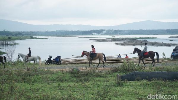 Foto: Ngabuburit Beda di Banjarnegara, Sambil Naik Kuda
