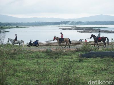 Foto: Ngabuburit Beda di Banjarnegara, Sambil Naik Kuda