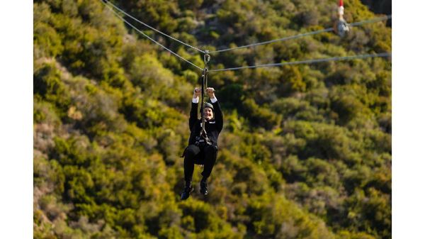 Potret Pernikahan di Atas Flying Fox