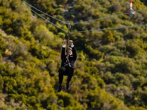 Potret Pernikahan di Atas Flying Fox Potret Pernikahan di Atas Flying Fox