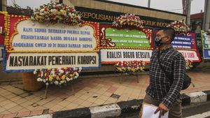 Deretan Karangan Bunga Mejeng di Polrestro Depok, Ada Apa?