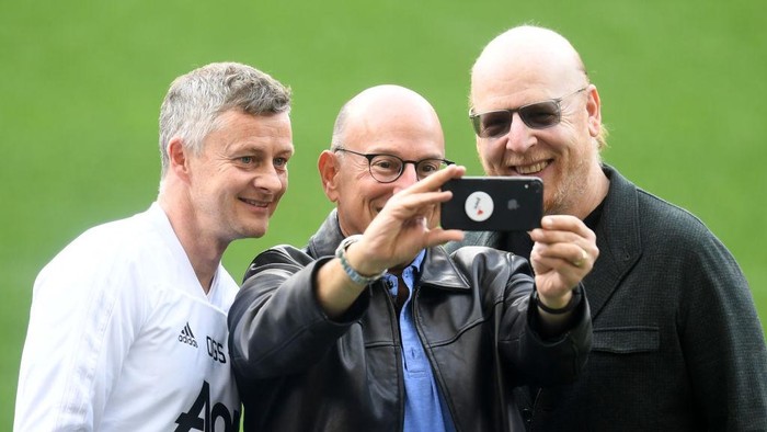 BARCELONA, SPAIN - APRIL 15: Ole Gunnar Solskjaer, Manager of Manchester United poses for a picture with Avram Glazer (R), owner of Manchester United prior to a training session ahead of their second leg in the UEFA Champions League Quarter Final match against FC Barcelona at Camp Nou on April 15, 2019 in Barcelona, Spain. (Photo by Michael Regan/Getty Images)