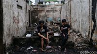 Potret Korban Kebakaran Tamansari Buka Puasa di Antara Puing Bangunan