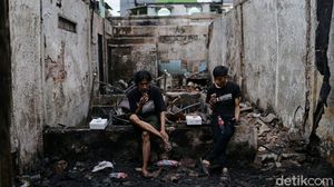 Potret Korban Kebakaran Tamansari Buka Puasa di Antara Puing Bangunan