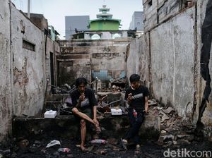 Potret Korban Kebakaran Tamansari Buka Puasa di Antara Puing Bangunan