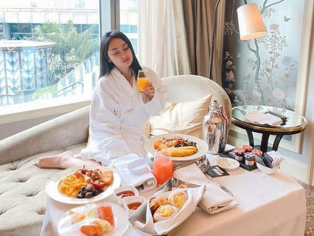 Intip Keseruan Memes Prameswari Saat Staycation hingga ke Ruang Makan Harry Potter Intip Keseruan Memes Prameswari Saat Staycation hingga ke Ruang Makan Harry Potter
