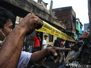 Garis Polisi Dipasang di Lokasi Kebakaran Tamansari