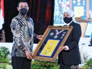 IPDN Anugerahi Gubernur Khofifah Tanda Kehormatan Kartika Pamong Praja Madya