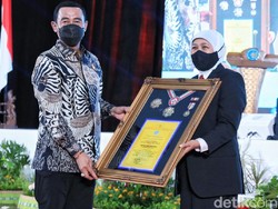 IPDN Anugerahi Gubernur Khofifah Tanda Kehormatan Kartika Pamong Praja Madya