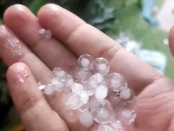 Hujan Es Guyur Kuansing Riau, Dirasakan Warga Sekitar 10 Menit