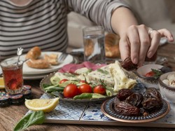 Apakah Puasa Tetap Sah Meski Tak Makan Sahur?