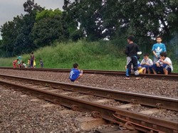 Mahasiswa Tersambar KA Saat Nongkrong, Masinis Berulang Kali Beri Peringatan