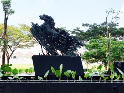 Instalasi Seni Karya I Nyoman Nuarta Mejeng di Apartemen Mewah