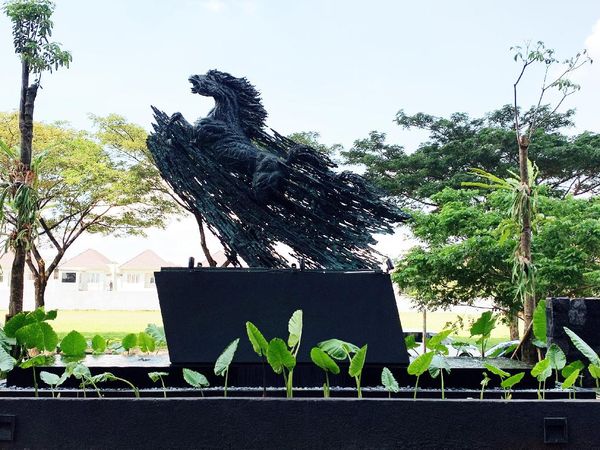 Instalasi Seni Karya I Nyoman Nuarta Mejeng di Apartemen Mewah