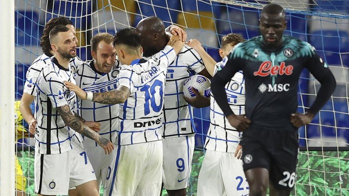 Inter Milans Christian Eriksen, third left, celebrates after scoring his teams first goal, during a Serie A soccer match between Napoli and Inter Milan at the Diego Armando Maradona Stadium in Naples, Italy, Sunday, April 18, 2021. (Alessandro Garofalo/LaPresse via AP)