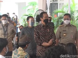 Jokowi Cek Vaksinasi COVID Seniman-Budayawan Bareng Sandi hingga Anies