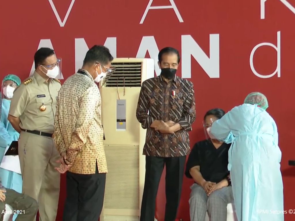 Jokowi-Anies Tinjau Vaksinasi Seniman di Galeri Nasional