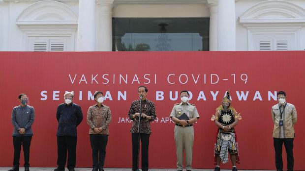 Jokowi dan sejumlah menteri tinjau vakinasi seniman dan budayawan