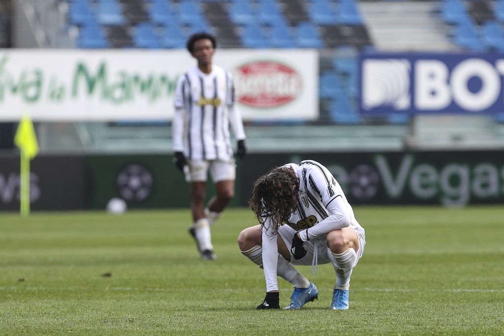 Juventus' Adrien Rabiot squats on the pitch during a Serie a soccer match between Atalanta and Juventus, in Bergamo stadium, Sunday, May 18, 2021. (Stefano Nicoli/LaPresse via AP)