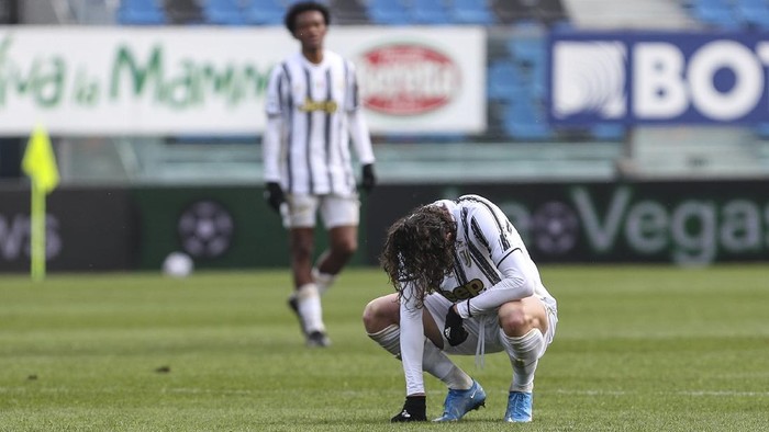 Juventus Adrien Rabiot squats on the pitch during a Serie a soccer match between Atalanta and Juventus, in Bergamo stadium, Sunday, May 18, 2021. (Stefano Nicoli/LaPresse via AP)