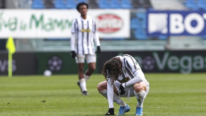 Juventus Adrien Rabiot squats on the pitch during a Serie a soccer match between Atalanta and Juventus, in Bergamo stadium, Sunday, May 18, 2021. (Stefano Nicoli/LaPresse via AP)