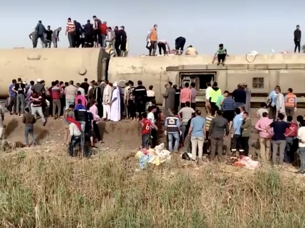 KA Tergelincir di Mesir, 11 Orang Tewas, 98 Terluka KA Tergelincir di Mesir, 11 Orang Tewas, 98 Terluka