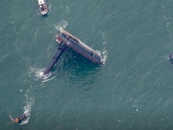 Pencarian Korban Kapal Terbalik di Teluk Meksiko, 4 Orang Tewas