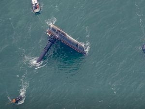 Pencarian Korban Kapal Terbalik di Teluk Meksiko, 4 Orang Tewas Pencarian Korban Kapal Terbalik di Teluk Meksiko, 4 Orang Tewas