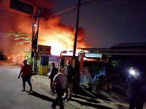 Gudang Mebel di Pulo Gebang Terbakar, 13 Unit Damkar Dikerahkan