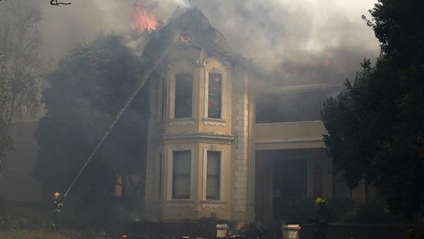 Kebakaran Hutan Hanguskan Bangunan Bersejarah di Afsel