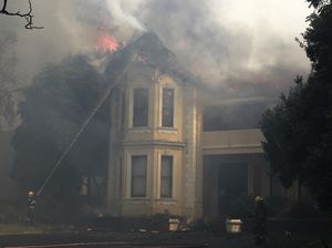 Kebakaran Hutan Hanguskan Bangunan Bersejarah di Afsel