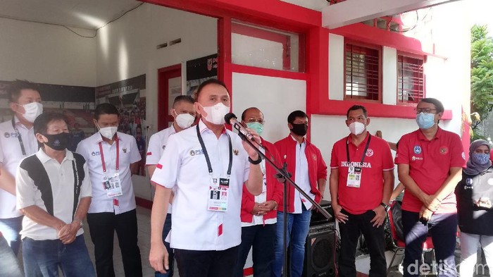 Ketum PSSI Mochamad Iriawan atau Iwan Bule memberikan keterangan kepada wartawan, Senin (19/4/2021). (Foto: Ari Purnomo/detikcom).