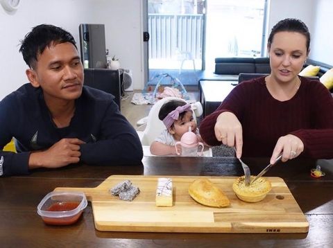 Kisah cinta pasangan pria asal Tanggul , Jember, Jawa Timur menikah dengan bule asal Adelaide, Australia Selatan.
