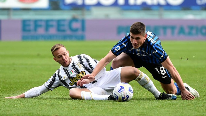 BERGAMO, ITALY - APRIL 18: Ruslan Malinovskyi of Atalanta BC battles for possession with Arthur of Juventus during the Serie A match between Atalanta BC and Juventus at Gewiss Stadium on April 18, 2021 in Bergamo, Italy. Sporting stadiums around Italy remain under strict restrictions due to the Coronavirus Pandemic as Government social distancing laws prohibit fans inside venues resulting in games being played behind closed doors. (Photo by Pier Marco Tacca/Getty Images)