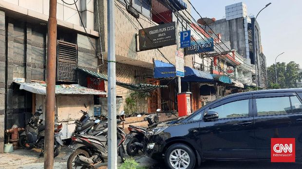 Lokasi pengeroyokan anggota brimob dan TNI di Obama Fans Club digaris polisi, Senin (19/4).