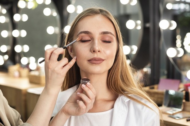 Makeup/ Sumber: Freepik.com Kulit kering seringkali menyebabkan frustrasi, khususnya saat sedang menggunakan makeup. Pasalnya, kulit kering bisa menjadi penghalang utama dalam rutinitas makeup karena menyulitkan produk untuk menempel dengan baik pada kulit.