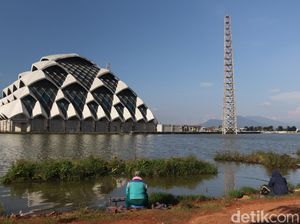 Ngabuburit Sambil Mancing Mania di Masjid Apung Bandung