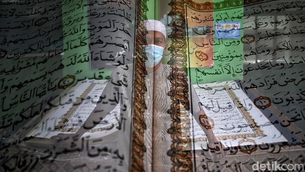 Melihat Al-Quran Raksasa Koleksi Jakarta Islamic Center